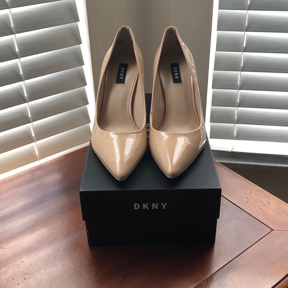 BRAND NEW DKNY Nude Heels Size 9